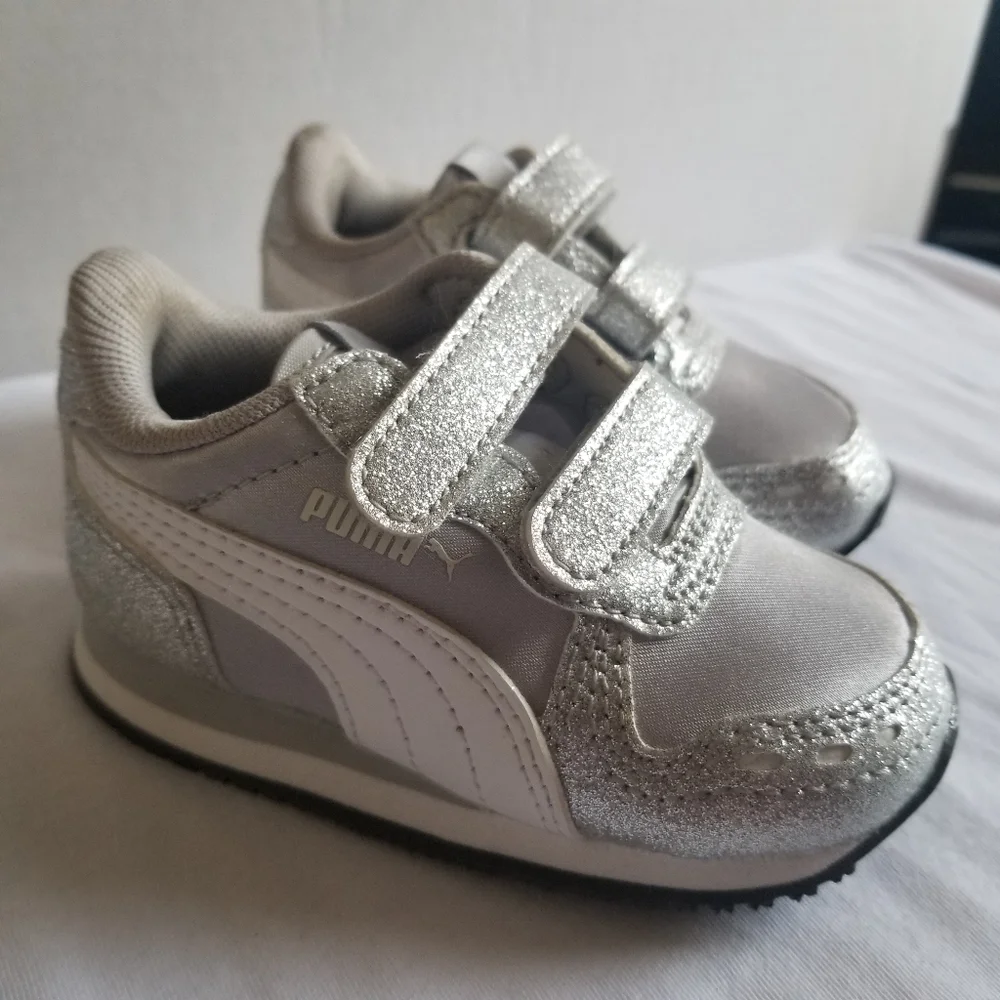 Toddler Puma Running Shoes Size CA 5.0 EUC/U.S 5C Silver,White&Sparkly - Picture 8 of 15